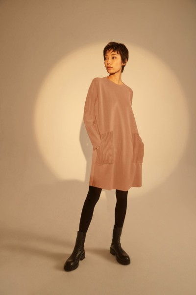 Kleid 205 caramel mit aufgesetzten Stricktaschen